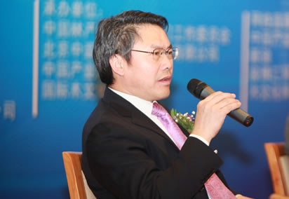 中国林产工业协会木门工作委员会主任吴盛富主持会议