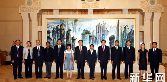 李长春看望郑垧靖同志先进事迹报告团成员