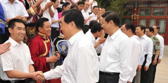 胡锦涛强调:深入开展创先争优活动 营造学先进当先进氛围