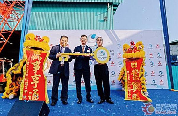 吴立昆将象征大客户的金钥匙赠予亚洲集团 Stven Poh