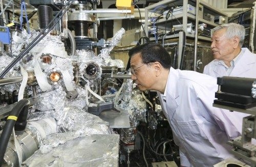 2015年5月7日,李克强总理在中科院物理研究所考察时强调,一个国家基础科学研究的深度和广度,决定着这个国家原始创新的动力和活力。国家需要一批甘于寂寞、枯坐冷板凳、投身高精尖的大科学家,科学家受尊重,创新才蔚然成风。中新社记者