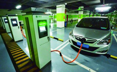 北京王府井附近的地下停车场内,一辆电动汽车正在充电