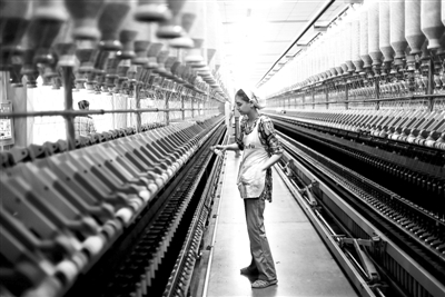 工人在新疆阿克苏华孚色纺有限公司工作。阿克苏纺织工业城已成为当地吸纳就业、培育产业集聚的重要平台。新华社记者