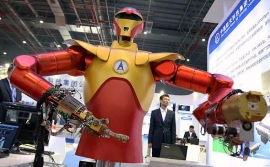 由中国航天科技集团制造的航天机器人3日与公众见面(英国《每日电讯报》网站)