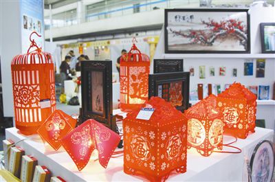 10月23日,在第十届文博会扬州分会场上,以扬州剪纸艺术为主题的文化创意产品吸引了观众的关注。CFP供图