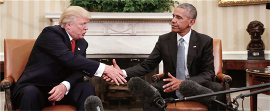 p32 当地时间2016年11月10日,美国总统奥巴马在白宫与当选总统特朗普会面,商讨交接事宜。