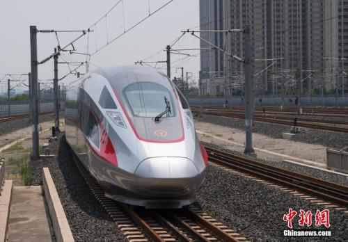 北京南站始发的“复兴号”列车途经济南西站。 <a target='_blank' href='http://www.chinanews.com/' _fcksavedurl='http://www.chinanews.com/'></table>中新社</a>记者 侯宇 摄