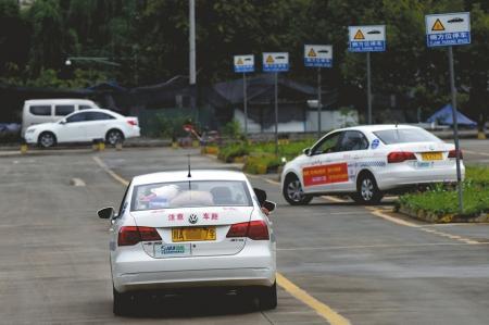 10月12日,许多学员在成都一驾校练车。