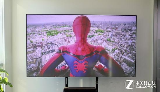 搭载了抗光幕的激光电视可以保证用户在明亮的客厅也能安心观影